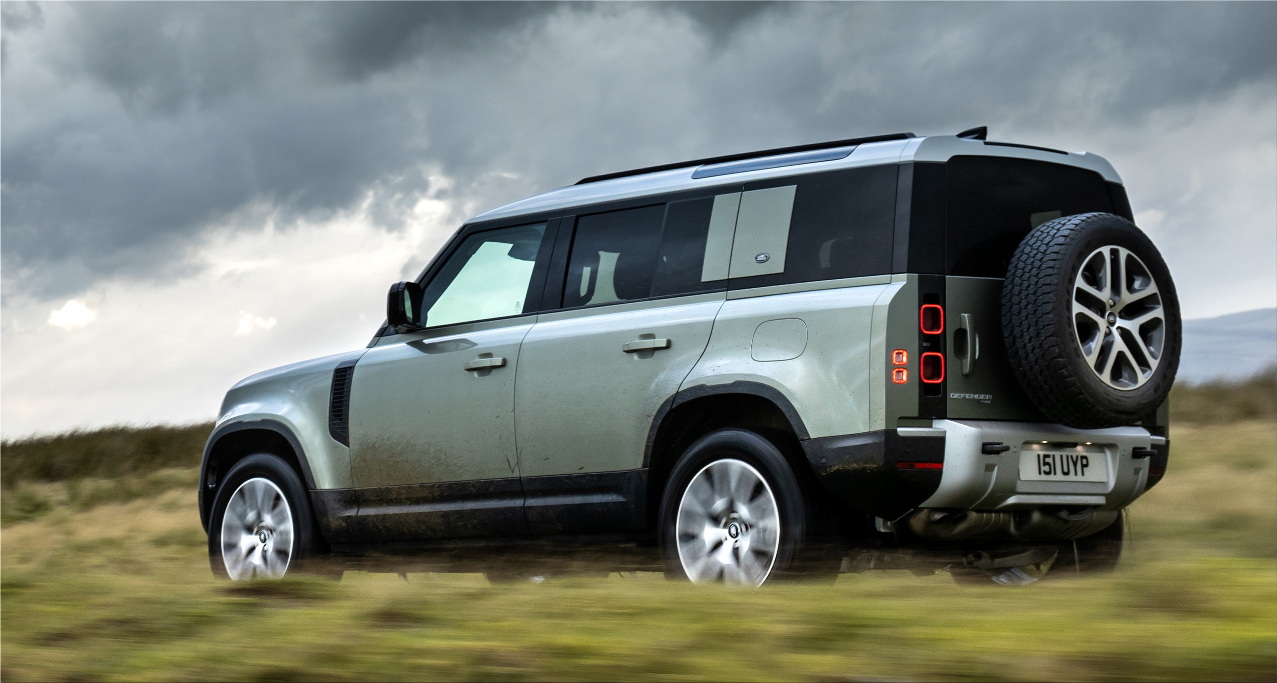 The new Land Rover Defender P400e plug in hybrid with 404 hp Electric Hunter