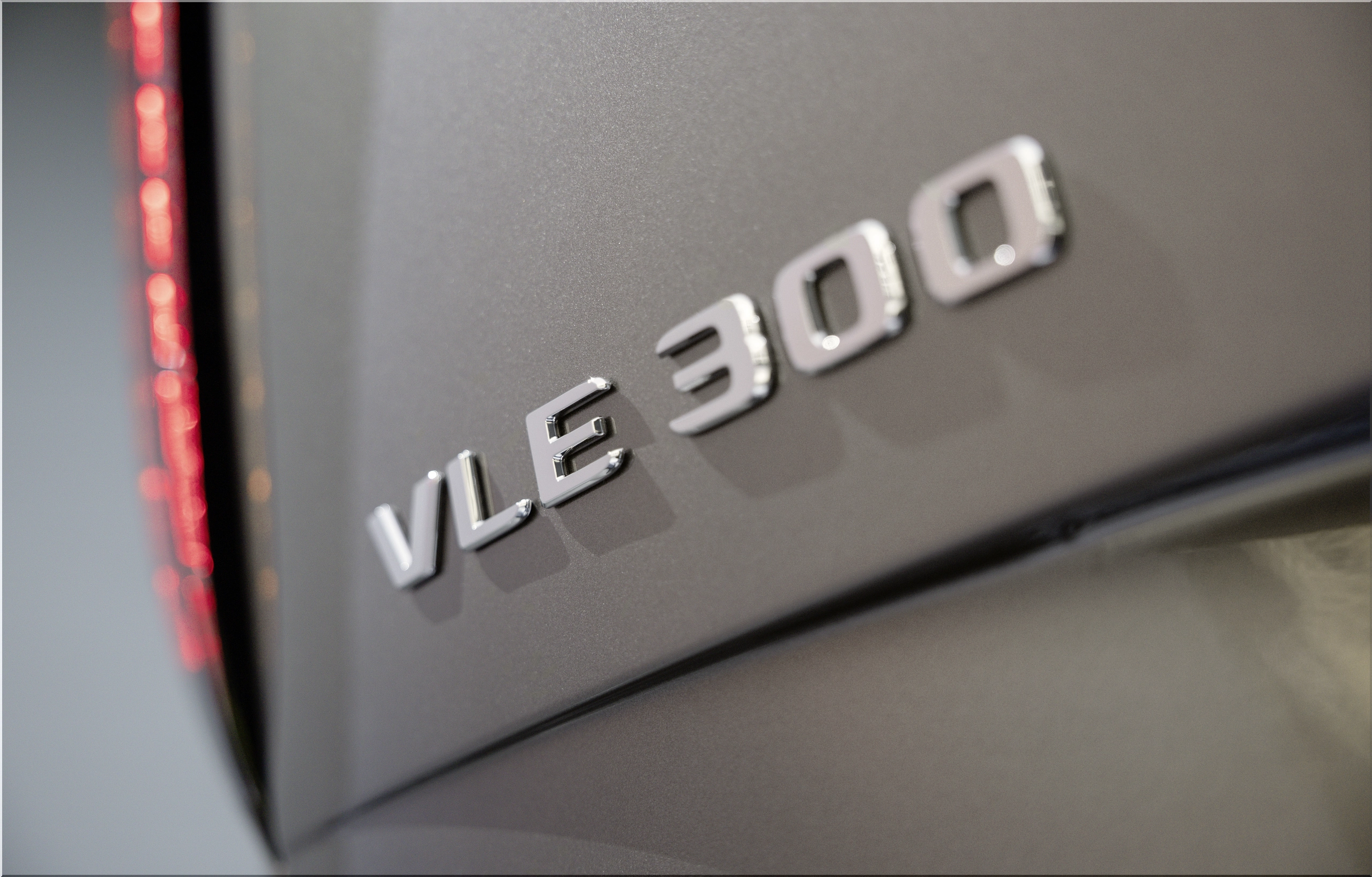 Mercedes-Benz VLE Debuts With 435-Mile Range and 8-Seat EV Luxury ...