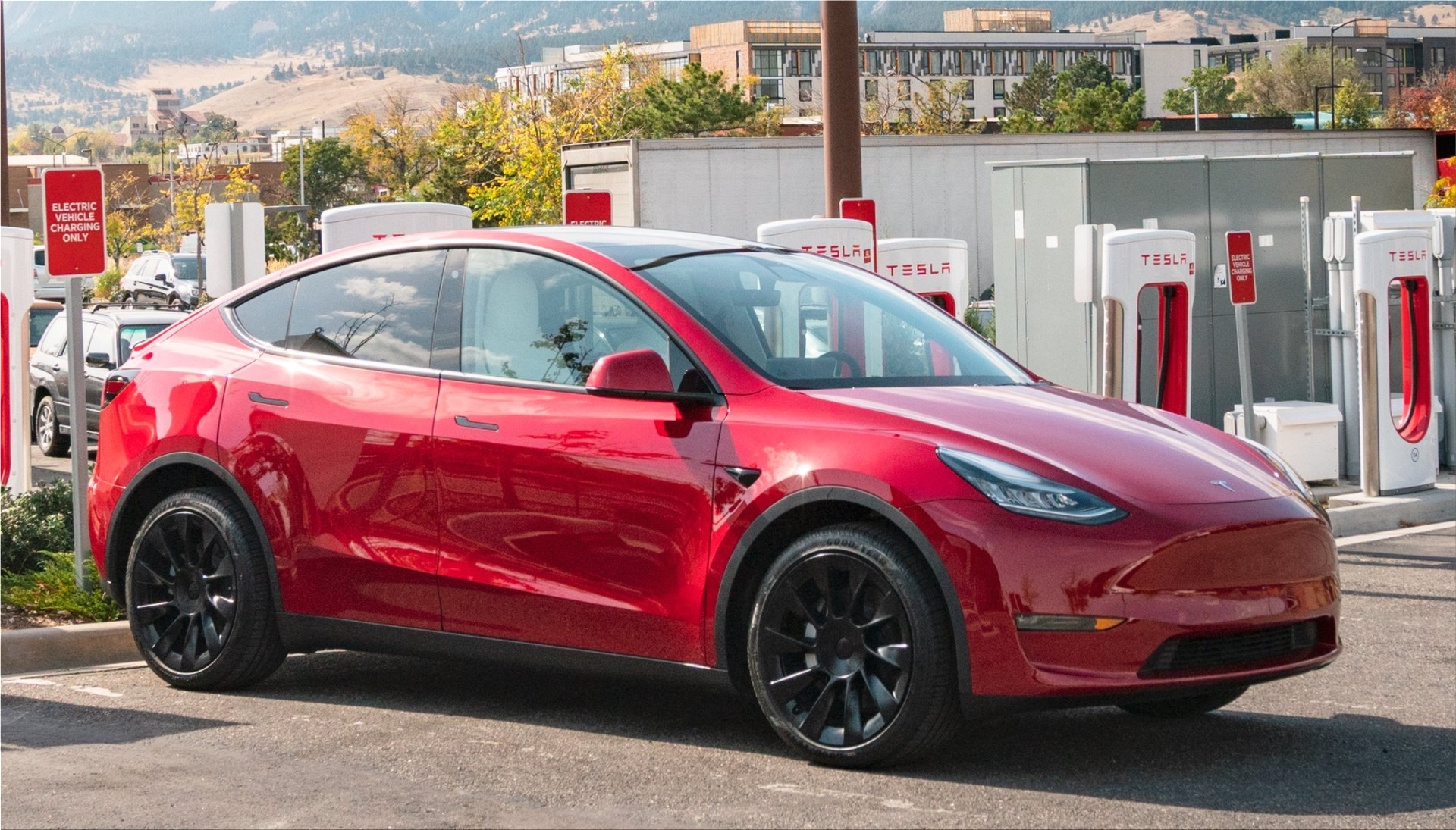 Tesla Supercharging stations se02