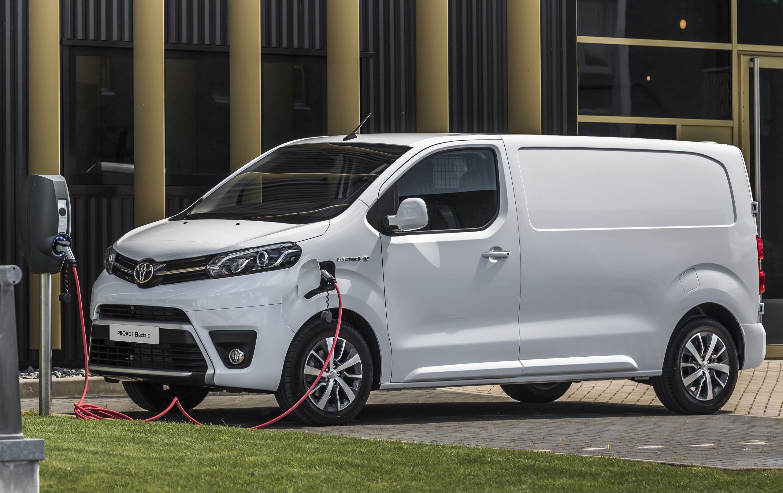 The new Toyota Proace Electric is ready to order | Electric Hunter