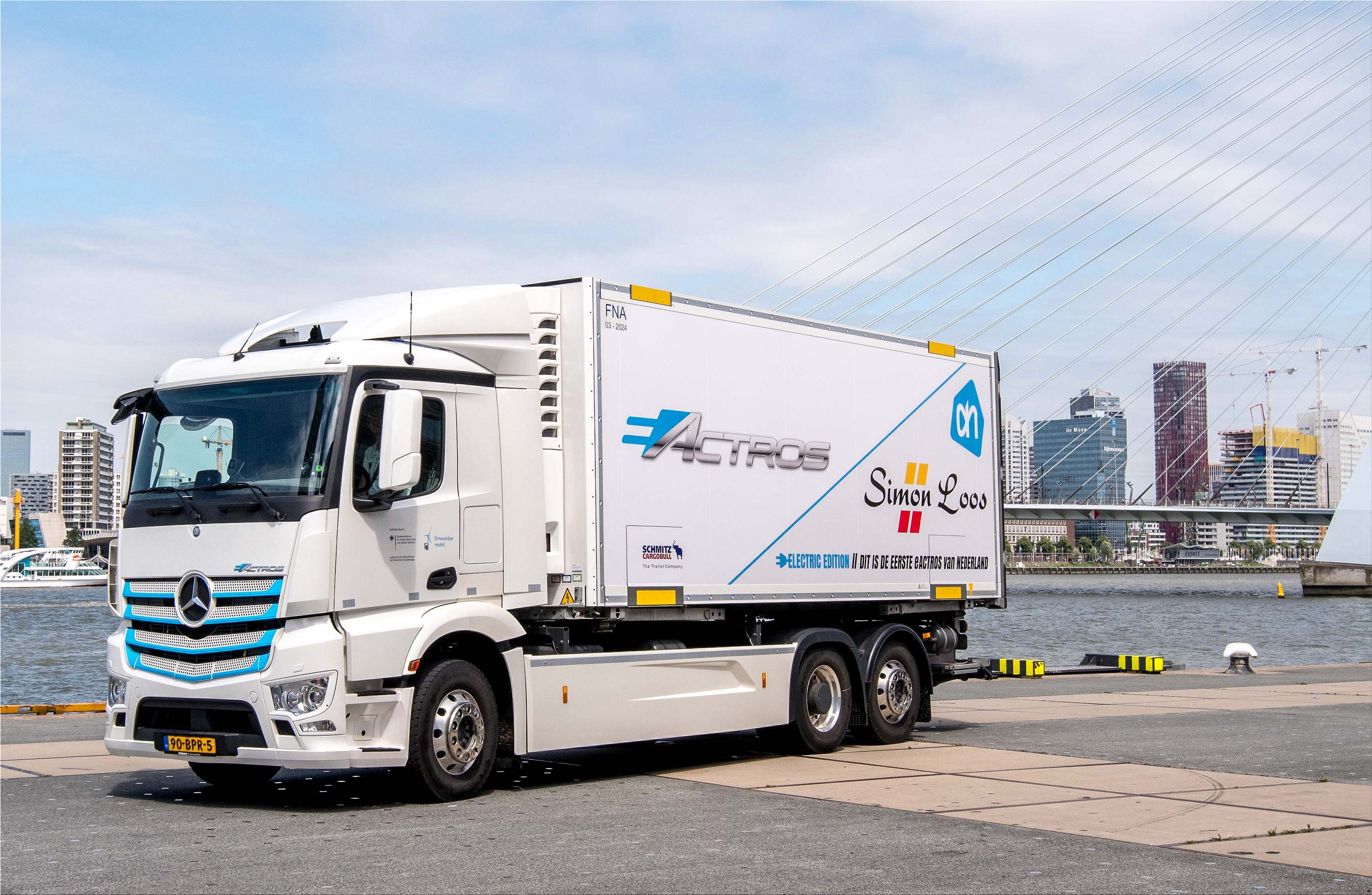 The electric heavy truck MercedesBenz eActros is now operating