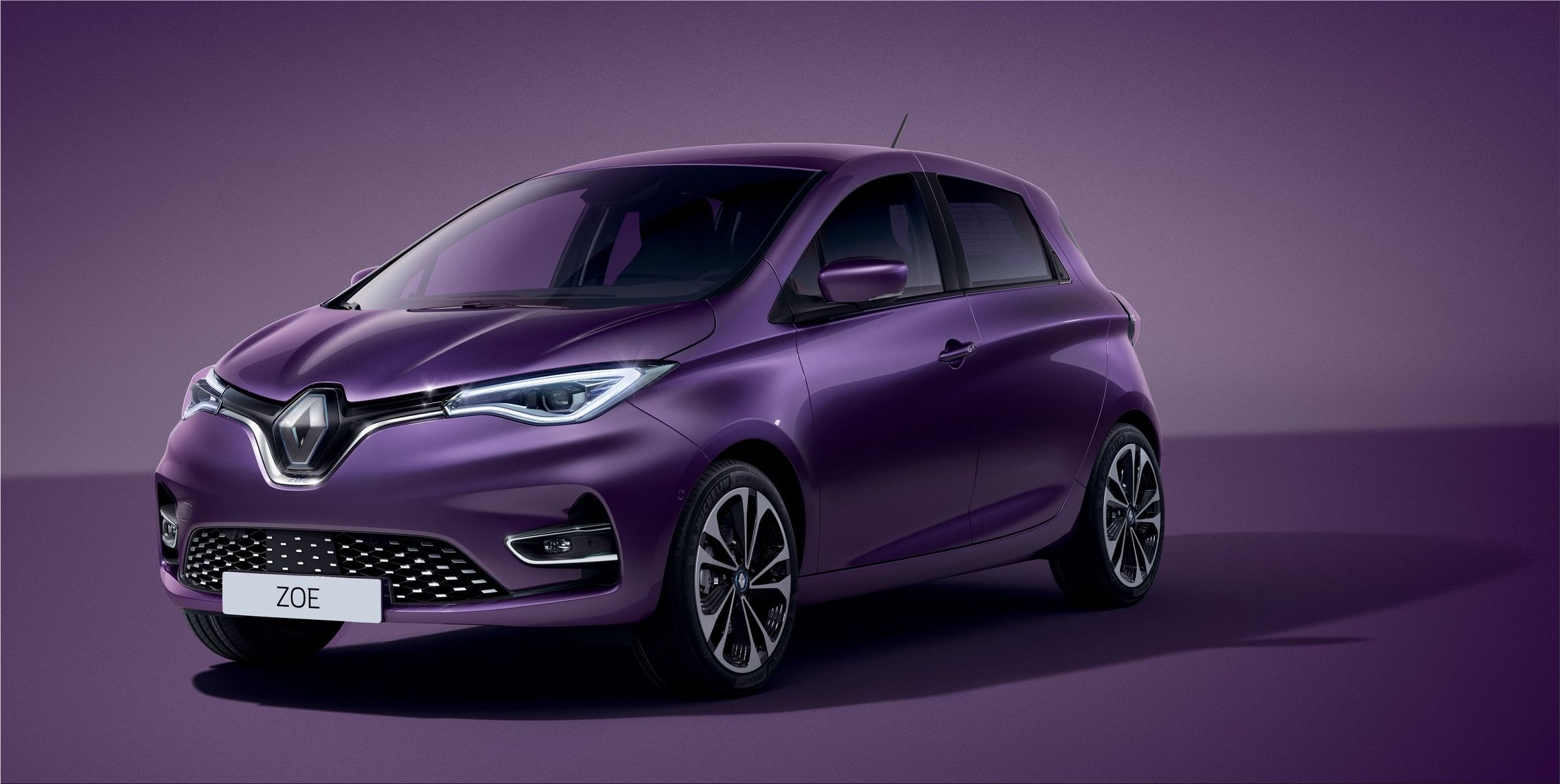Renault Zoe : Renault Zoe v. Zoe Renault | The Adrian Flux Insurance Blog _ The r135 model we've driven here is priced at £27,620 if you buy the batteries outright, or £20,620 if you choose to lease them (all prices include.