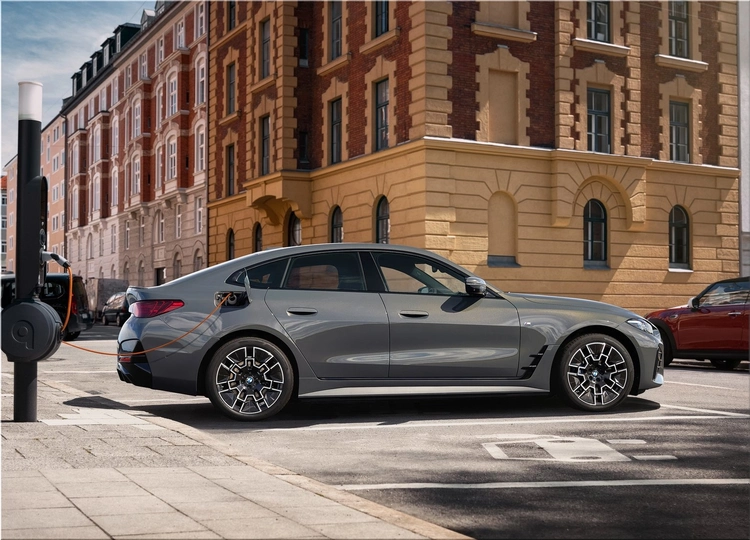 2025 BMW i4