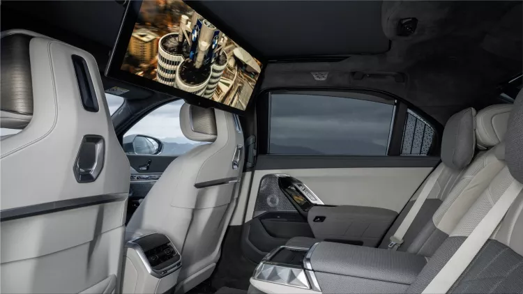 BMW i7