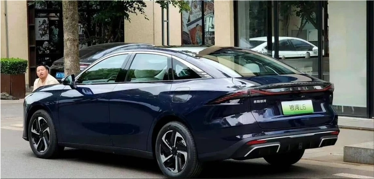 Geely Galaxy L6