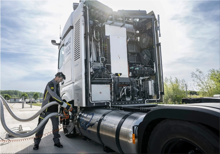 Mercedes-Benz GenH2 Truck