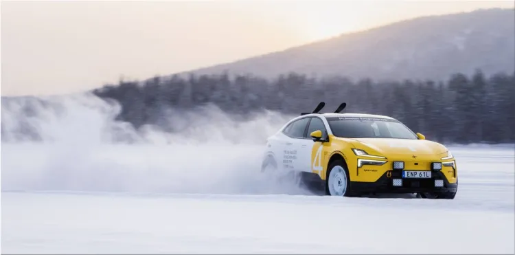 Polestar 4 Arctic Circle