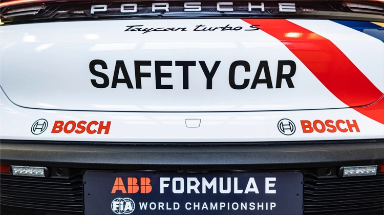 Porsche Taycan Turbo S - Safety Car