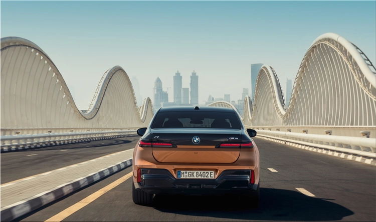 BMW i7