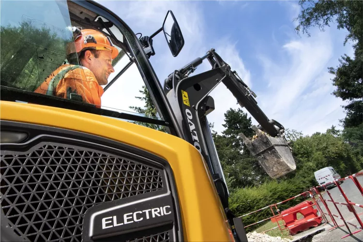 ECR25 Electric and L25 Electric