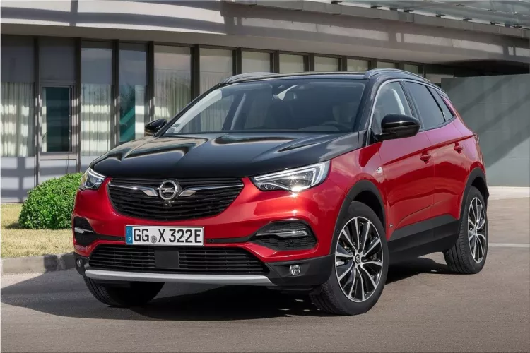 Opel's first plug-in hybrid model: Grandland X Hybrid4