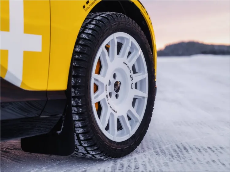 Polestar 4 Arctic Circle