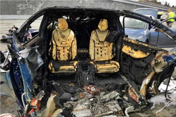 Tesla Model X car crash on Highway 101 in Mountain View