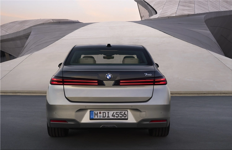 2027 BMW i7