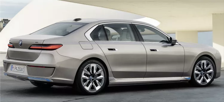 BMW i7