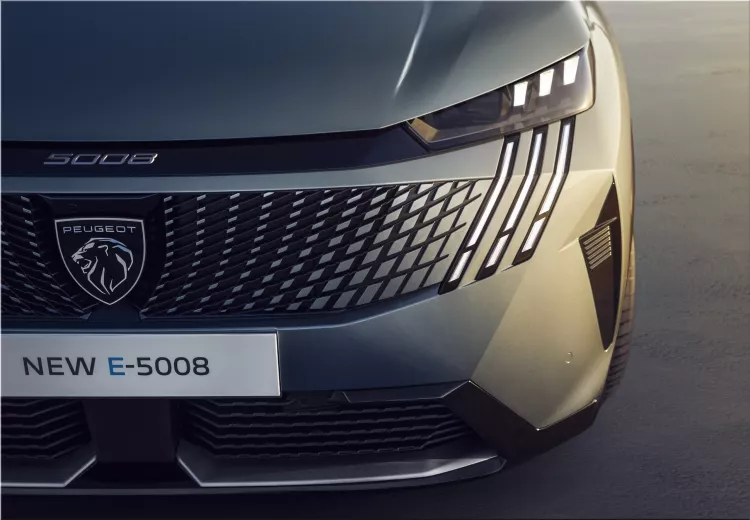 Peugeot e-5008