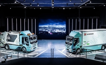 Volvo Trucks delivers first electric trucks to customers