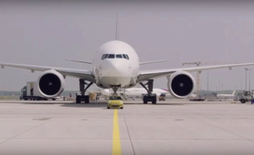 Mini Cooper SE tows a Boeing 777F