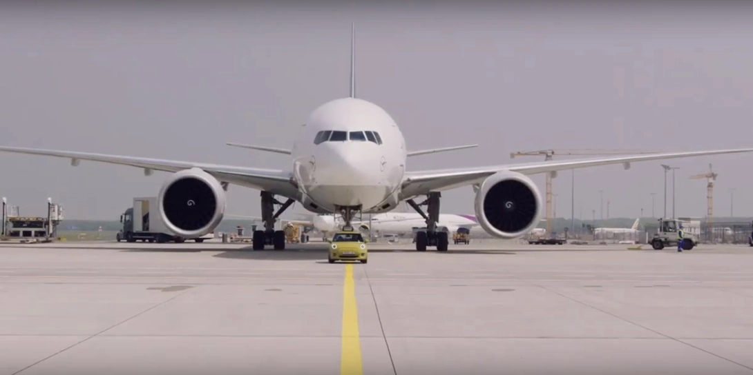 Mini Cooper SE tows a Boeing 777F